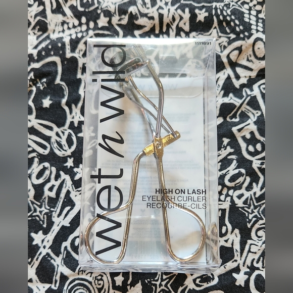 FREE Wet n Wild Eyelash Curler - Picture 1 of 3